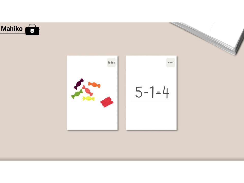 Abbildung aus einem Mahiko-Lernvideo. Links: 5 Bonbons und 1 Bonbonpapier. Rechts: „5 minus 1 = 4“.