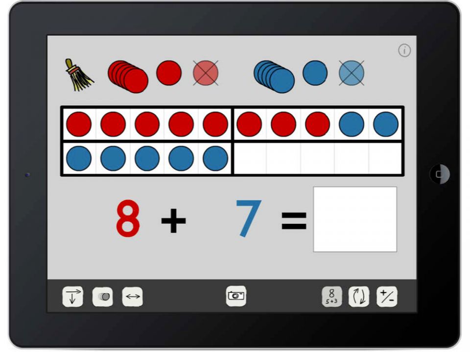 Abbildung eines Tabletbildschirms. Ausschnitt aus der App „Virtuelles Zwanzigerfeld“. Oben: Rote und blaue Plättchen zum Anklicken. Darunter Zwanzigerfeld mit 8 roten und 7 blauen Plättchen. Darunter die Aufgabe 8 plus 7=_.