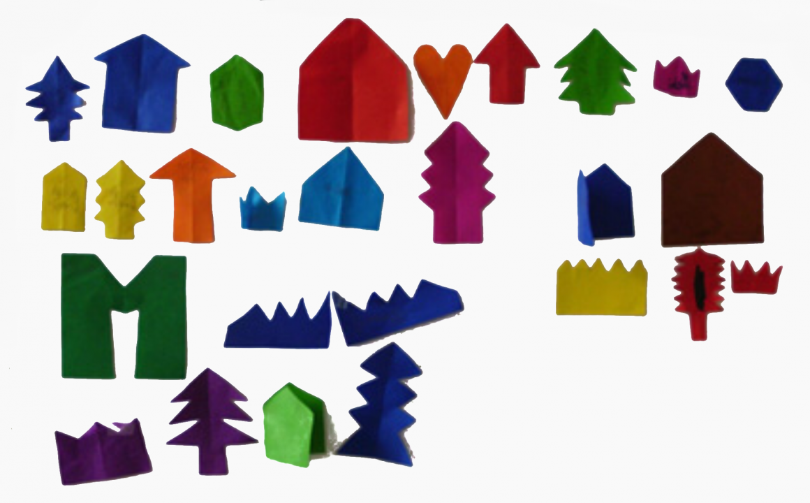 Abbildung verschiedener Faltschnitte von Schüler:innen zur Thematisierung von Achsensymmetrie. Zum Beispiel Haus, Tannenbaum, Herz. 