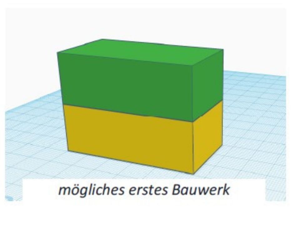 Abbildung eines virtuellen 3D Modells mit Hilfe der Software Tinkercard. Überschrift: „mögliches erstes Bauwerk“. Ein grüner Quader steht auf einem gelben Quader auf einer Bauunterlage mit quadratischem Raster im Raum.