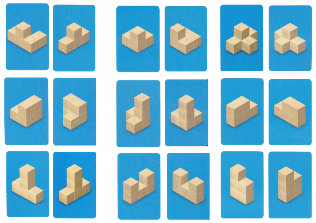 Abbildung von Spielkarten des Spiels „PotzKlotz“, mit Schrägbildern von Würfelgebäuden. Abbildung von 3 mal 6 Spielkarten, die zu 3 Gruppen mit jeweils 6 Karten sortiert wurden. Immer 2 nebeneinanderliegende Karten bilden dasselbe Würfelgebäude aus verschiedenen Perspektiven ab.