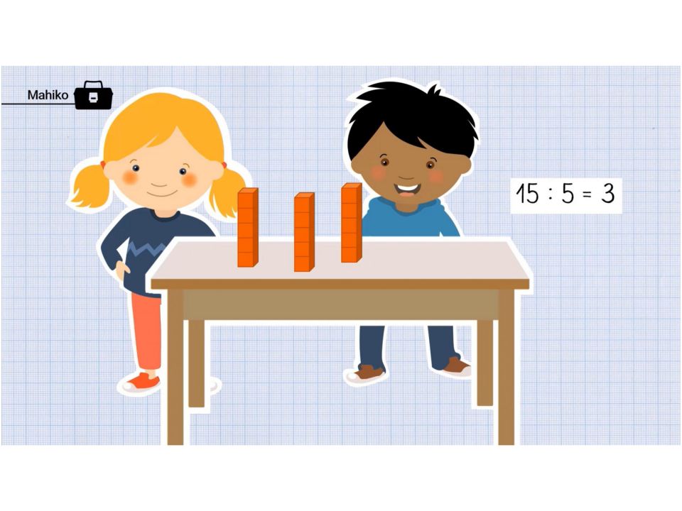 Abbildung aus einem Mahiko-Video. Zwei Kinder stehen vor einem Tisch. Darauf stehen 3 Steckwürfeltürme mit jeweils 5 Würfeln. Rechts: Rechenaufgabe „15 geteilt durch 5 = 3“.