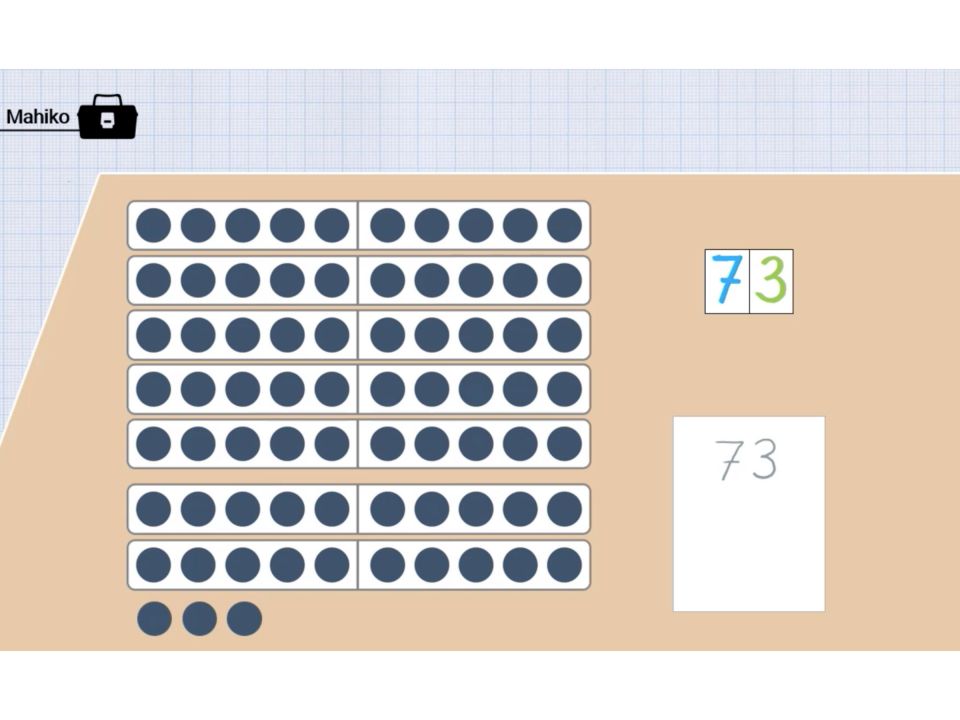 Ausschnitt aus einem Mahiko-Video zur Förderung des Stellenwertverständnisses. Links: 7 blaue Zehnerpunktestreifen und 3 blaue Einerpunkte. Rechts: Ziffernkarten 7 und 3. Darunter: weißes Blatt auf das eine 73 geschrieben wurde.
