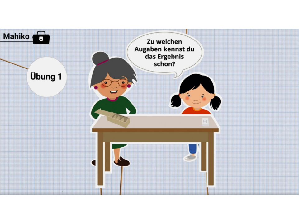 Abbildung aus einem Mahiko-Video. Überschrift: „Übung 1“. Erwachsene und Kind sitzen an einem Tisch. Sprechblase Frau: „Zu welchen Aufgaben kennst du das Ergebnis schon?“