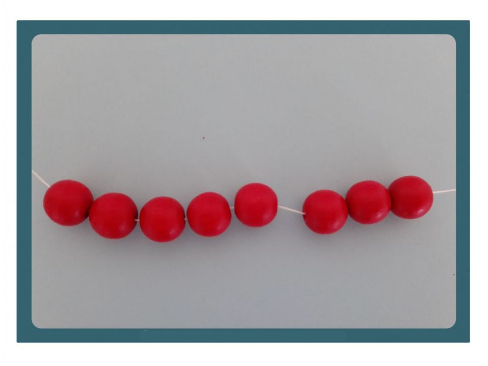 Bild aus der Kartei Additions- und Subtraktionsbilder. Kette mit 8 roten Perlen. Links: 5 Perlen. Rechts: 3 Perlen.