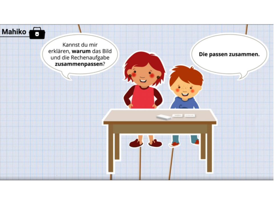 Abbildung aus einem Mahiko-Video. Erwachsene und Kind sitzen an einem Tisch. Sprechblase Kind: „Die passen zusammen.“ Sprechblase Frau: „Kannst du mir erklären, warum das Bild und die Rechenaufgabe zusammenpassen?“.