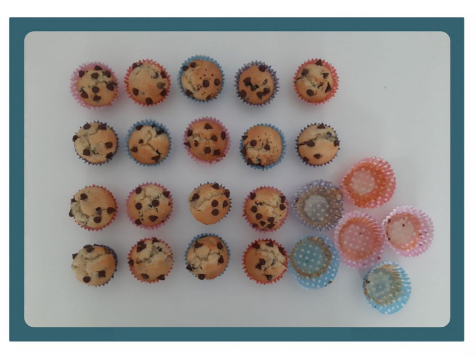 Abbildung aus der Kartei Additions- und Subtraktionsbilder. 18 Muffins und 6 leere Muffinförmchen.