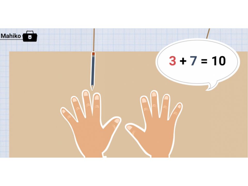 Abbildung aus einem Mahiko-Lernvideo. Darstellung zweier Hände. Bei der linken Hand liegt zwischen dem Zeige- und Mittelfinger ein Stift. Rechts oben: Sprechblase mit der Rechenaufgabe „3 plus 7 = 10“.